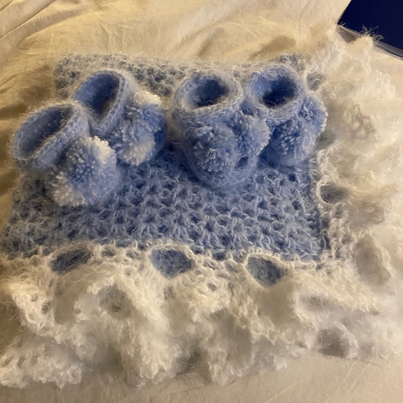 Nostalgic wrap blue baby afghan and booties - Picture 1 of 8